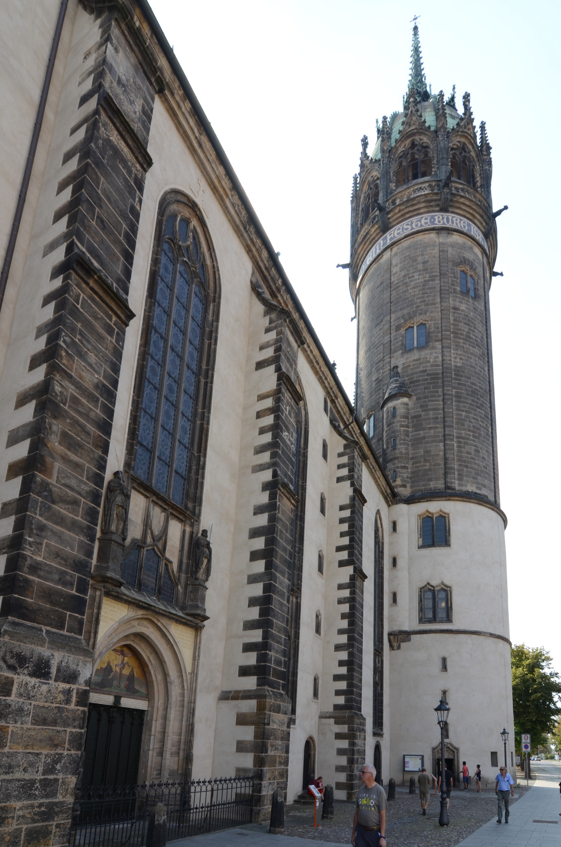 Schlosskirchturm mit Thesentür