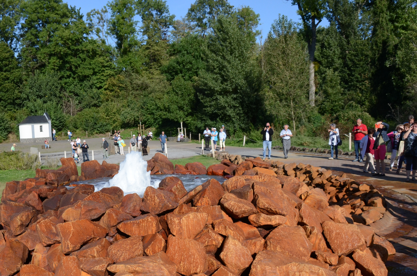 Am Geysir der Ausbruch beginnt