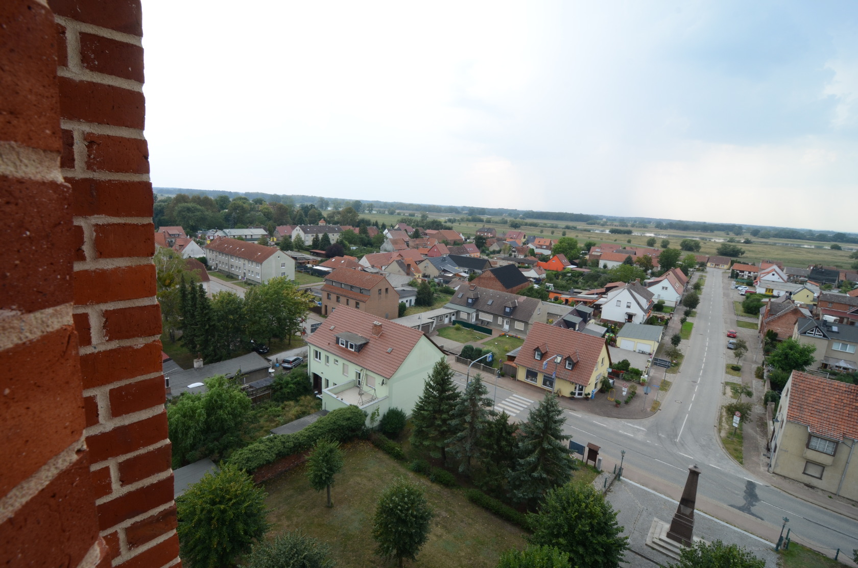 Blick vom Turm der Dorfkirche über den Ort und die Elbe