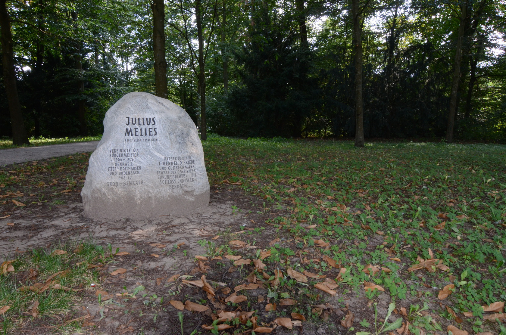Gedenkstein im Park des Schlosses Benrath