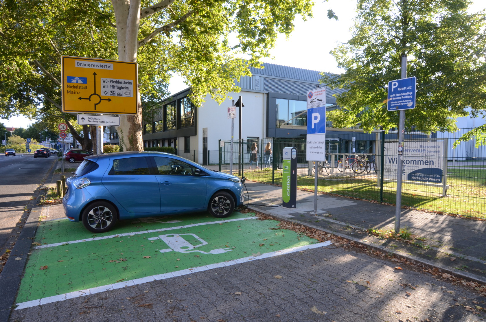 Zoe saugt Energie an der Hochschule in Worms