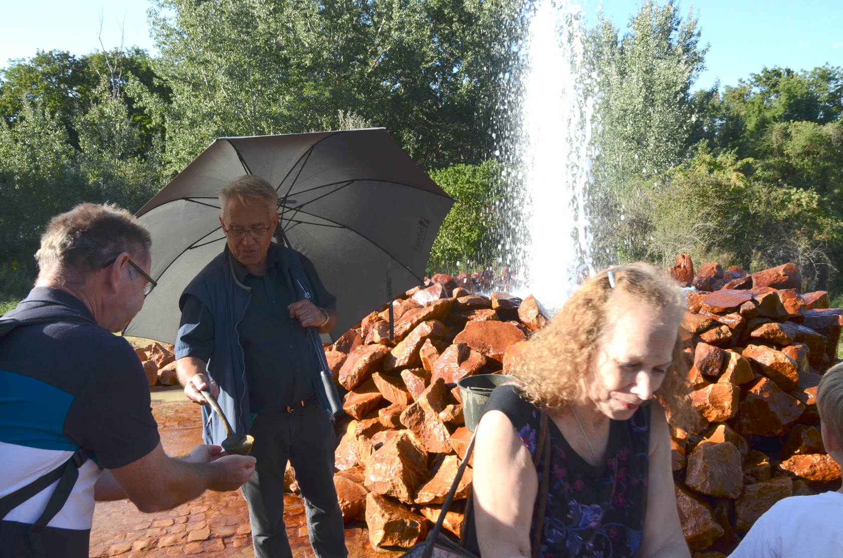 Am Geysir - Wasserkostprobe