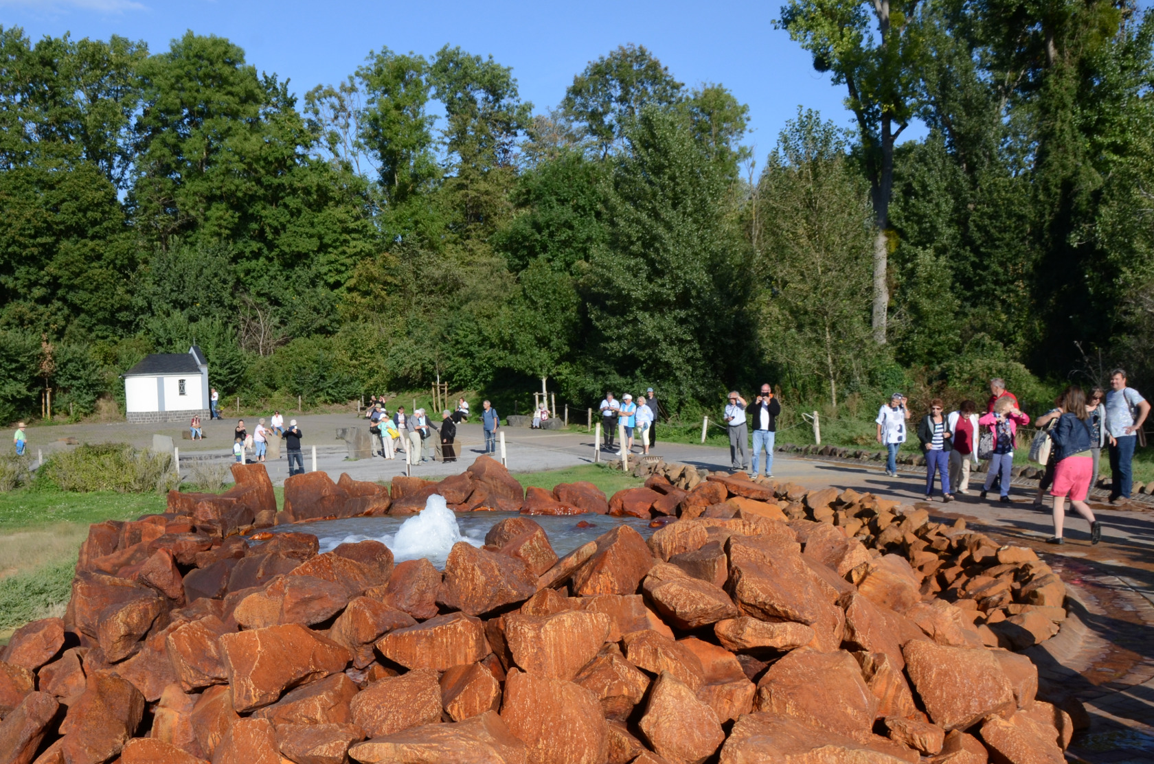 Am Geysir der Ausbruch beginnt