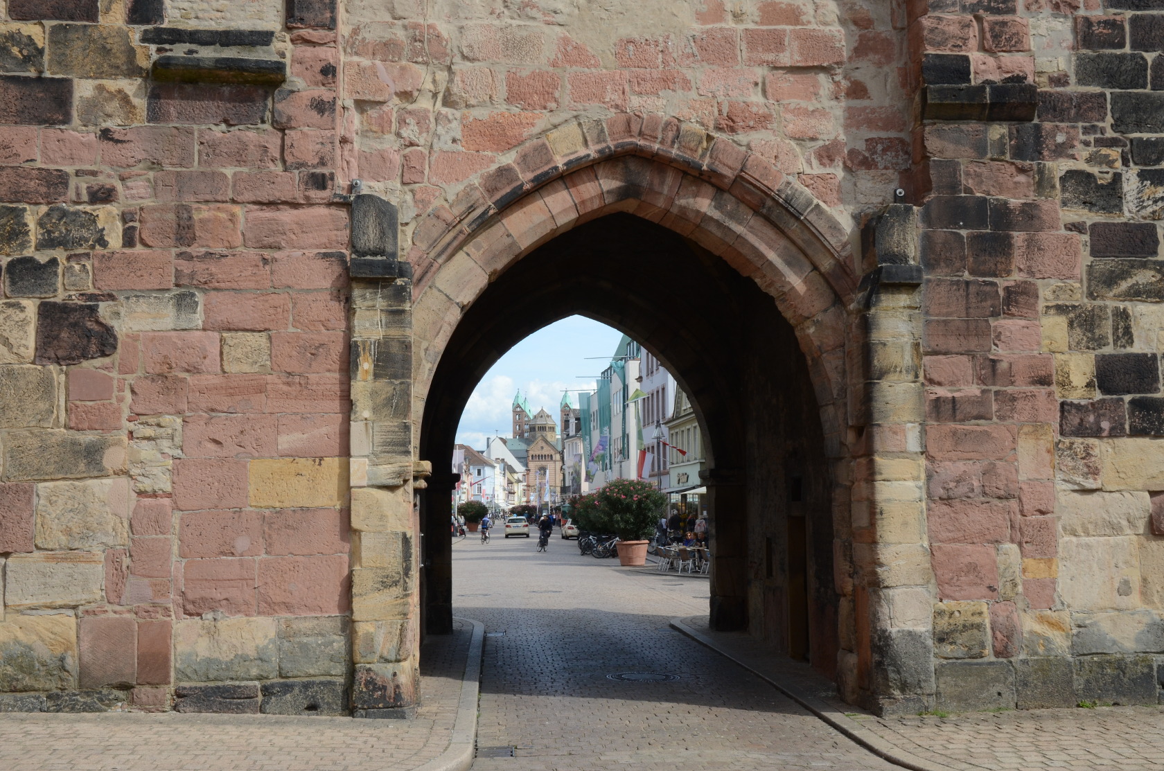 Der Dom durchs Altpörtl gesehen